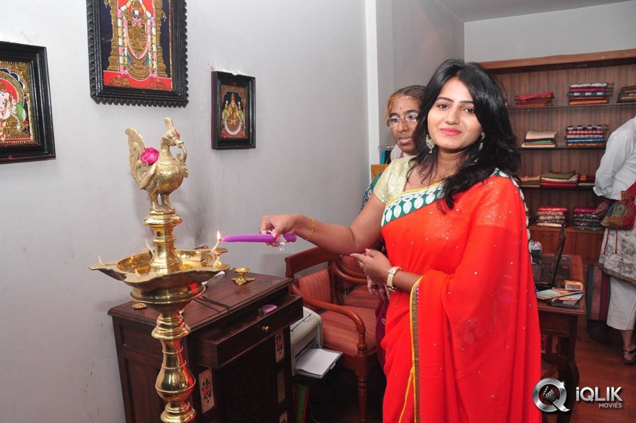 Tanusha-launches-Shrujan-Hand-Embroidered-Exhibition